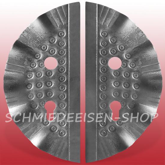 1 Paar Schlossplatten - halbrund, Hammerschlag - Bohrungsabstand 72 mm, Dornmaß 50 mm